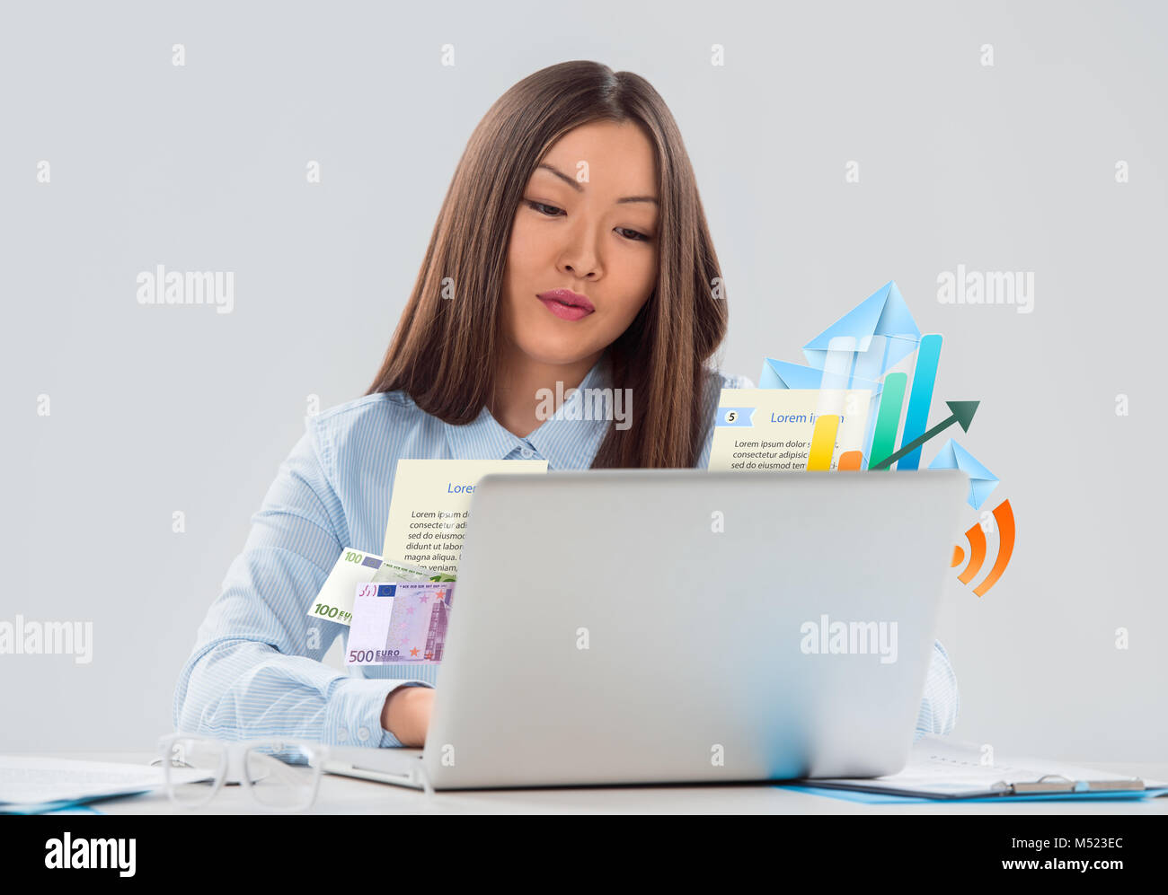 Imprenditrice di successo. Business come concetto. Simboli aziendali battenti dal computer portatile Foto Stock