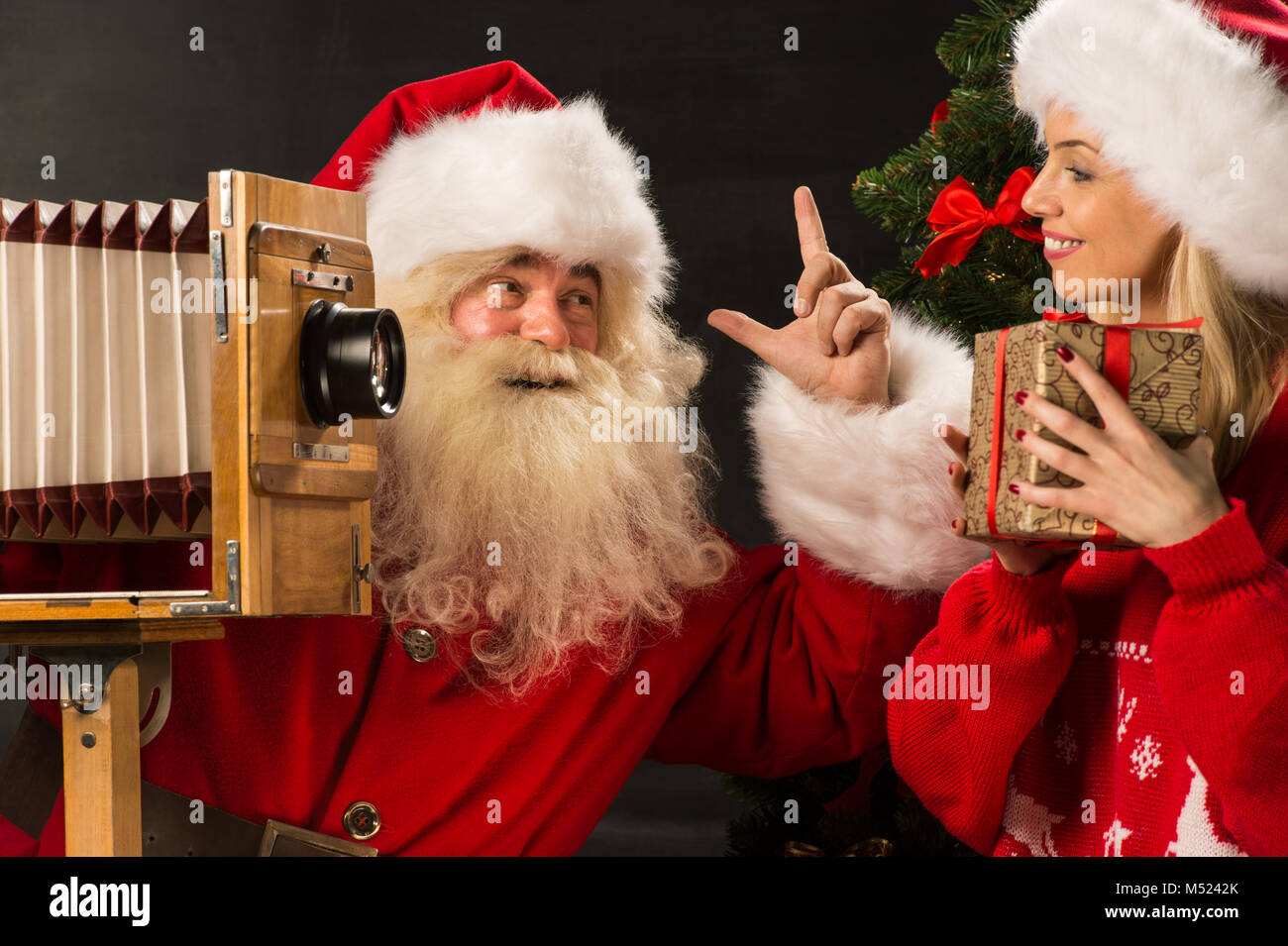 Foto di Babbo Natale con la moglie di scattare le foto con il regalo di  Natale a casa Foto stock - Alamy