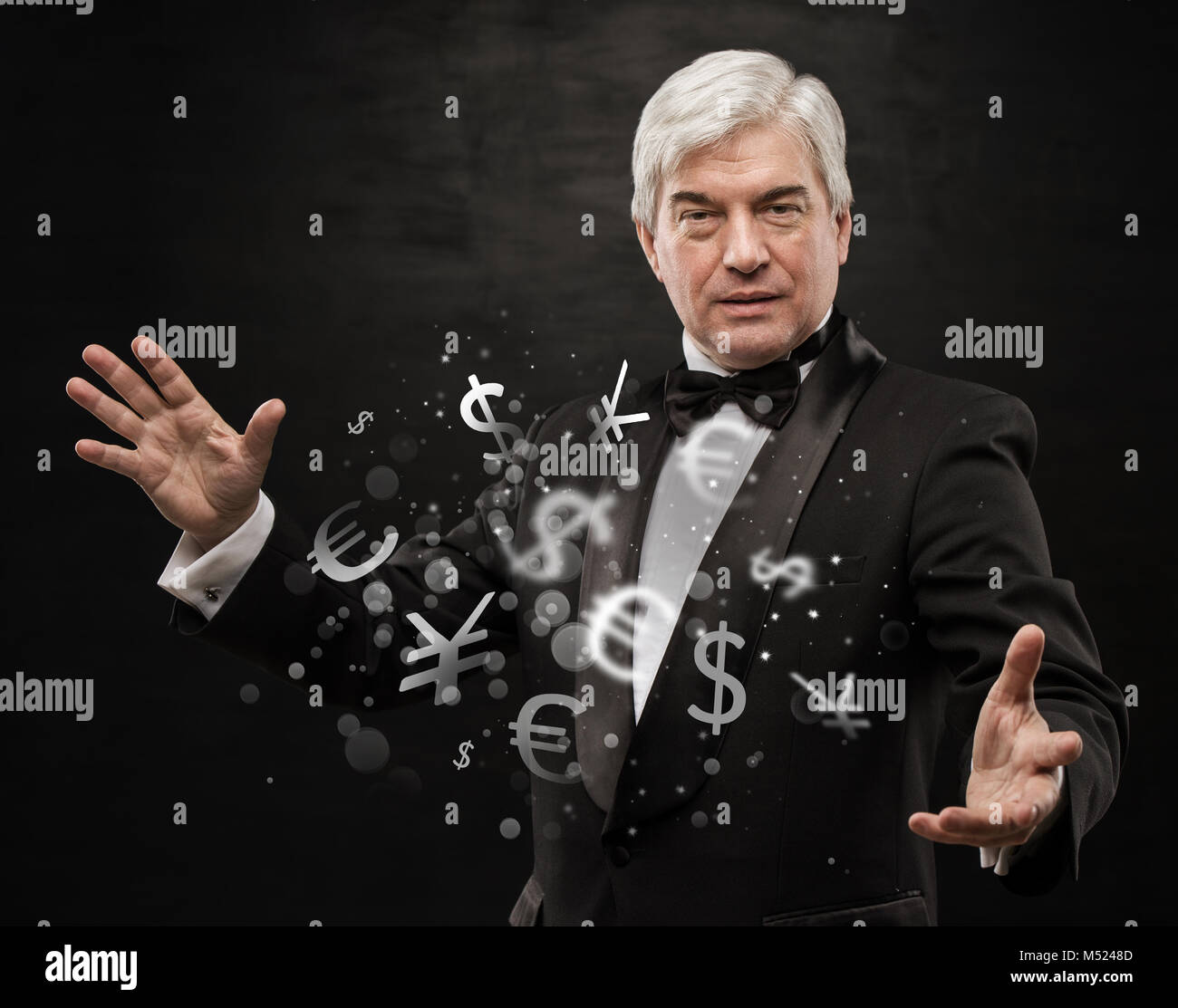 Concetto di investimento. Bel uomo d affari con i simboli di valuta. Foto Stock