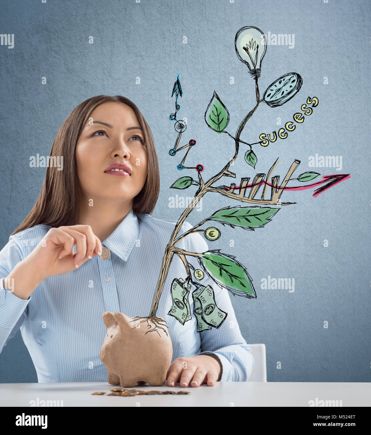 Concetto di società in crescita con lo schizzo di un impianto con i simboli di business e imprenditrice mettendo in moneta piggybank Foto Stock