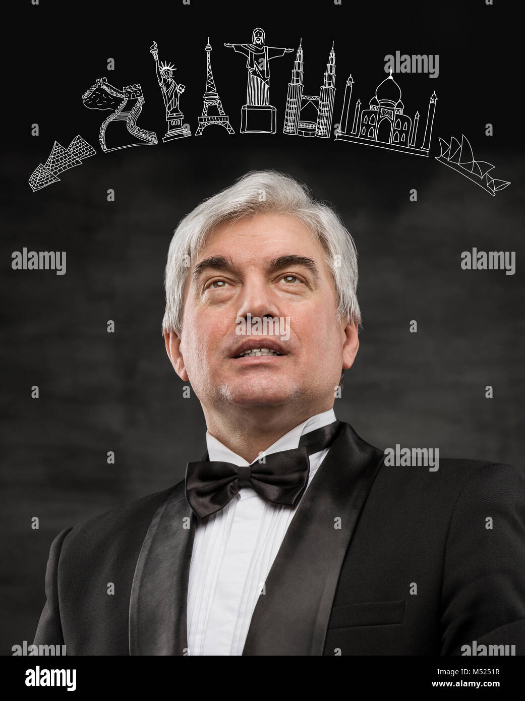 Closeup ritratto dell'uomo giocando con i simboli virtuale della famosa destinazione turistica. Servizio Turistico concetto Foto Stock