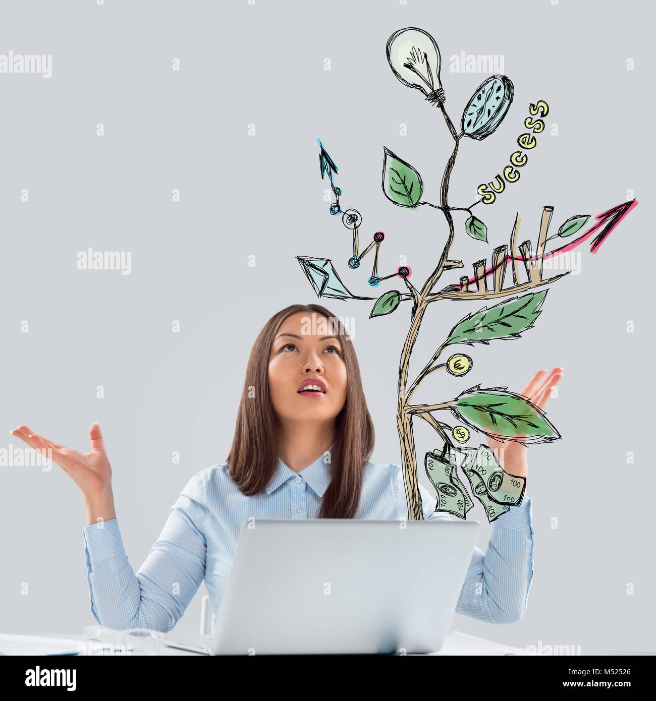 Concetto di società in crescita con lo schizzo di un impianto con i simboli di business e imprenditrice lavorando sul computer portatile Foto Stock