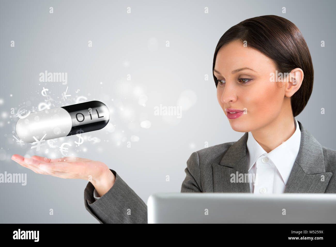 Concetto di investimento. Bella donna d'affari con i simboli di valuta. Foto Stock