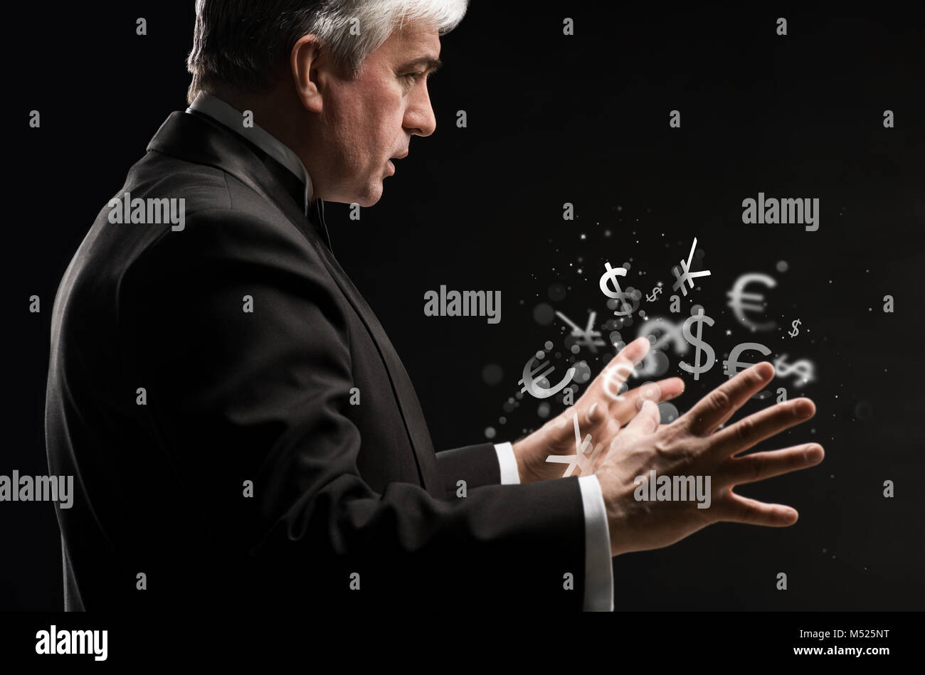 Concetto di investimento. Bel uomo d affari con i simboli di valuta. Foto Stock