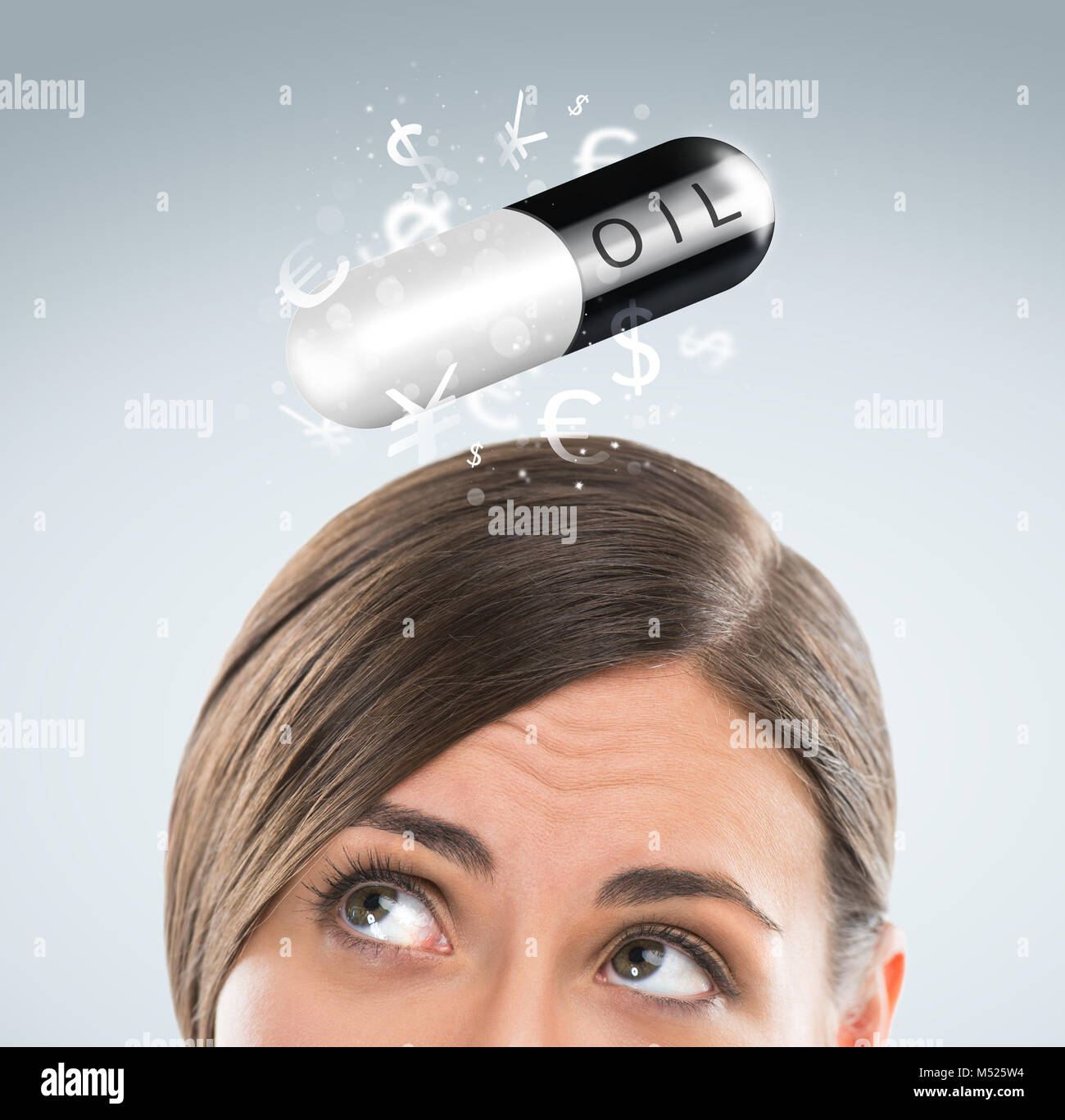 Concetto di investimento. Bella donna d'affari con i simboli di valuta. Foto Stock