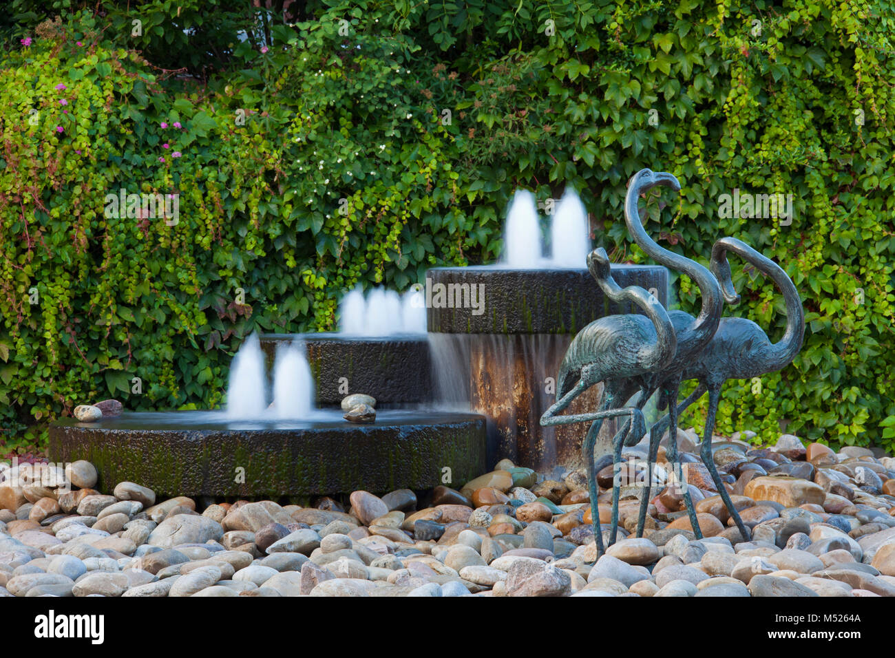 Fontana e il gruppo scultoreo tre fenicotteri rosa / 3 fenicotteri dall artista Gwendolyn L. Blume, Walsrode, Heidekreis / Heath district, Bassa Sassonia, Germania Foto Stock