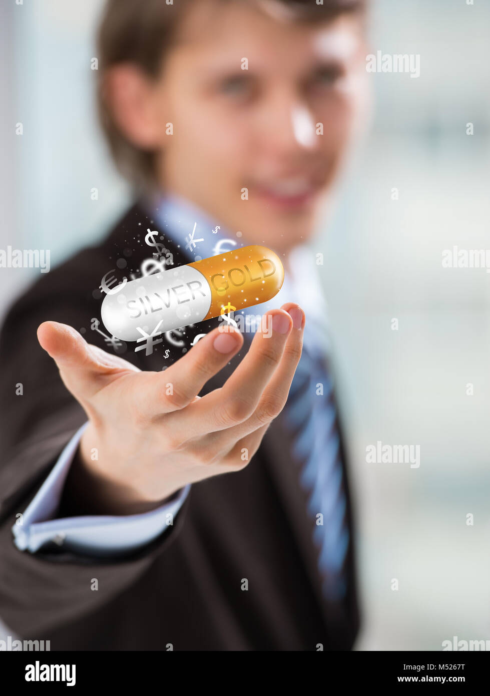 Concetto di investimento. Bel uomo d affari con i simboli di valuta. Foto Stock