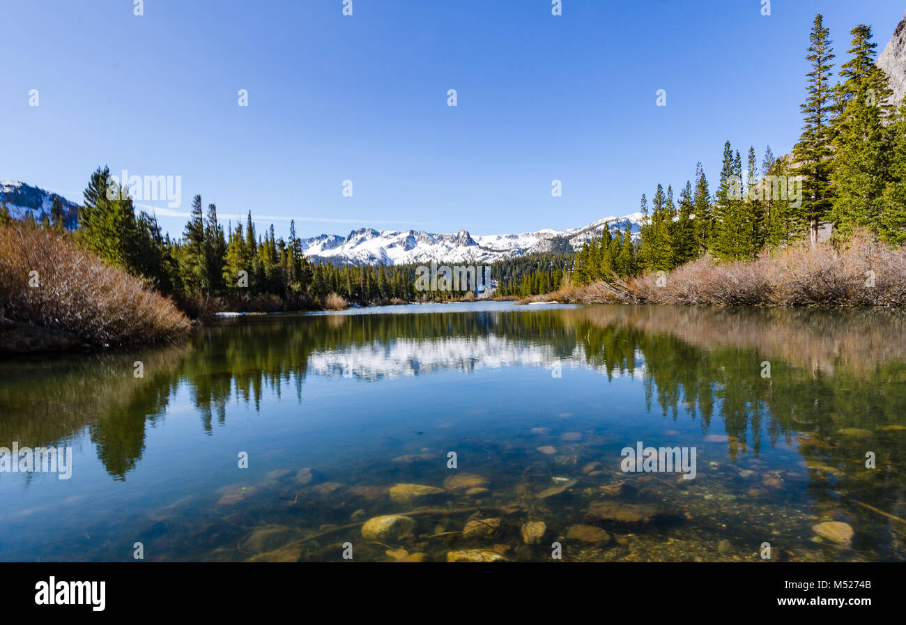 Montagne innevate si riflette su stagno a Mammoth Lakes, CA. Foto Stock
