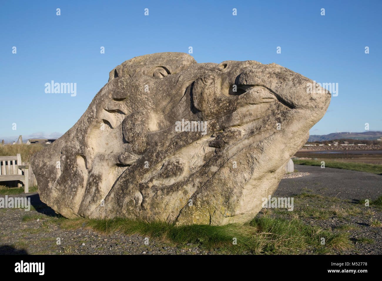 Sfuggire alla luce della scultura in pietra da Josephina de Vasconcellos Haverigg Millom Cumbria Foto Stock