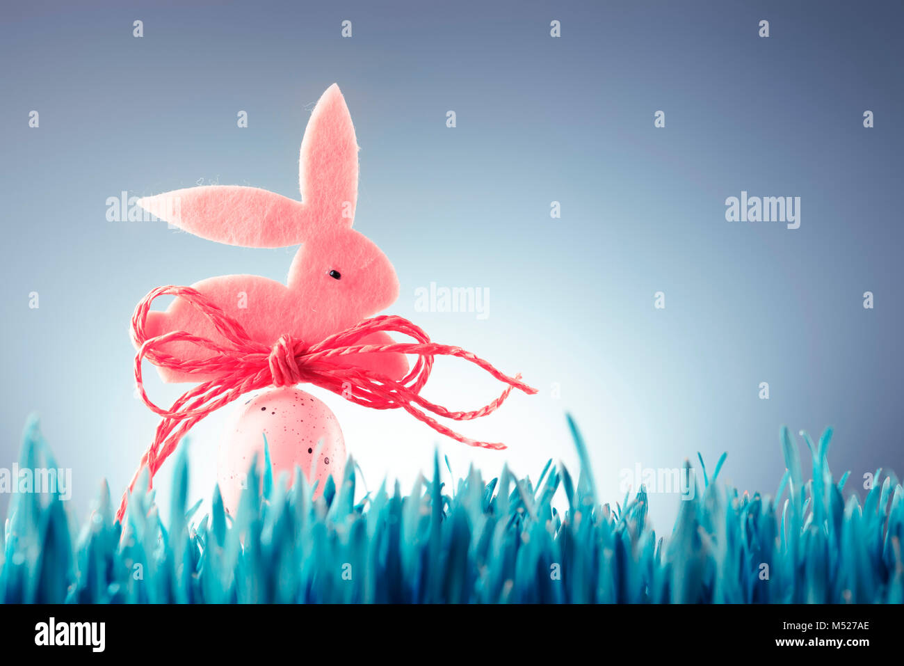 Pasqua il concetto di sfondo con coniglietto rosa figura Foto Stock