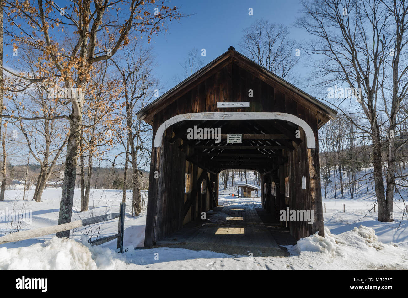 Il McWilliam ponte coperto è un 62 piedi span in legno che attraversa un ramo del fiume Saxtons in Grafton, Vermont. Foto Stock