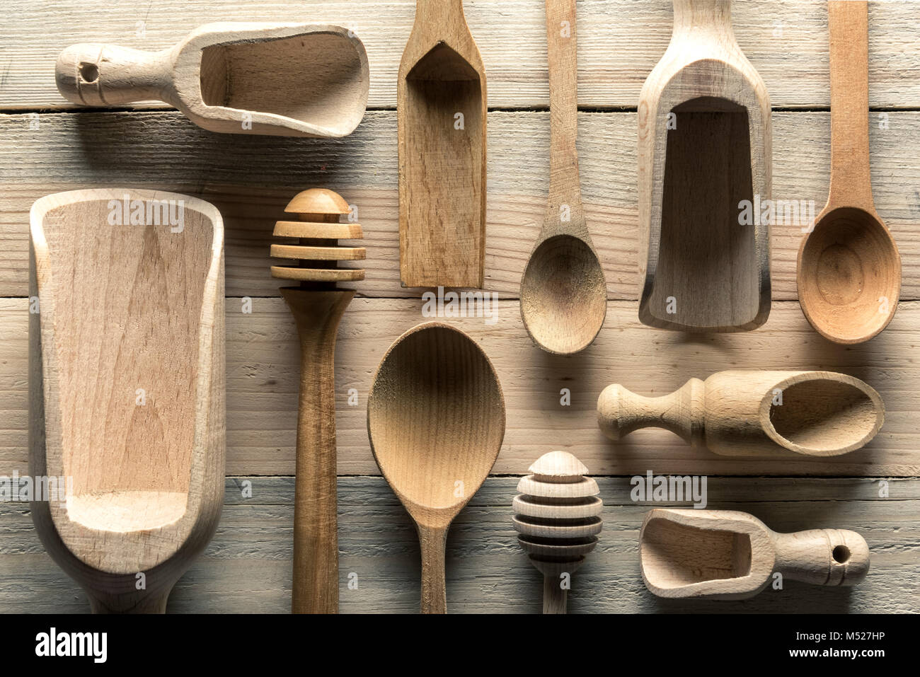 Diversi utensili di legno sul tavolo di legno Foto Stock