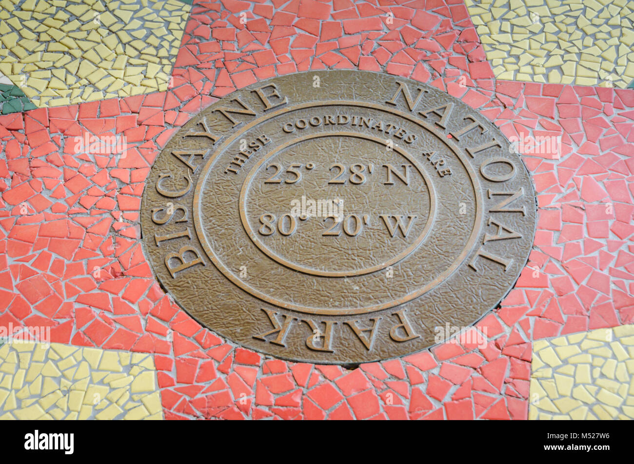 Pavimento a mosaico con medaglione landmark al Parco nazionale Biscayne Visitor Center. Foto Stock