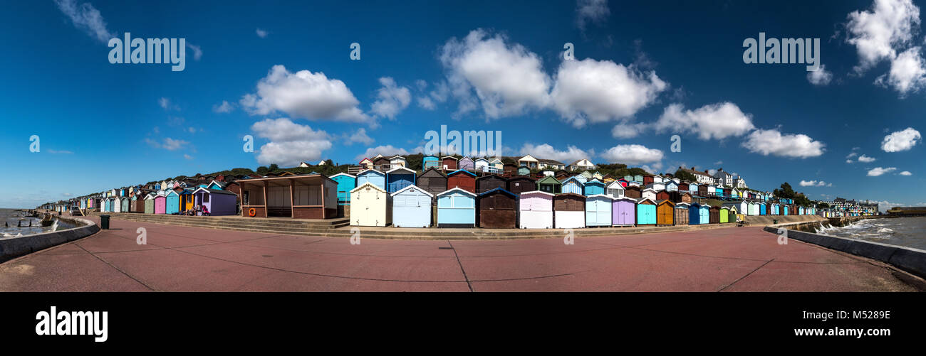 Colorato beach hut panorama a Clacton-on-Sea è la più grande città della penisola Tendring e distretto in Essex, Inghilterra Foto Stock