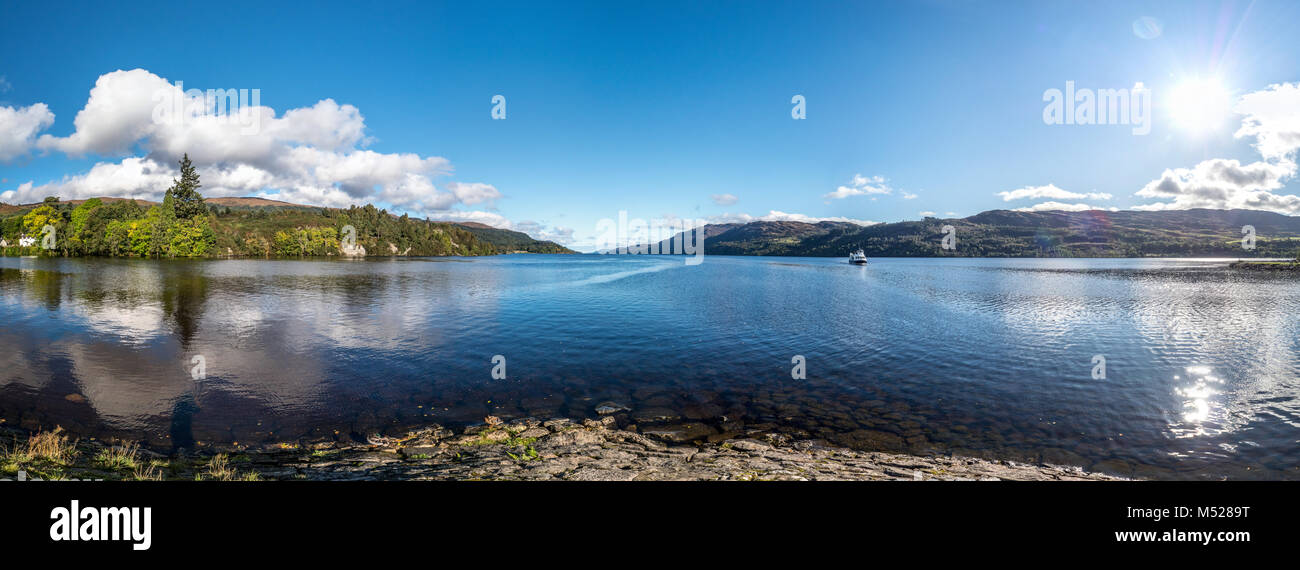 Loch Ness Scozia Panorama con barca Foto Stock