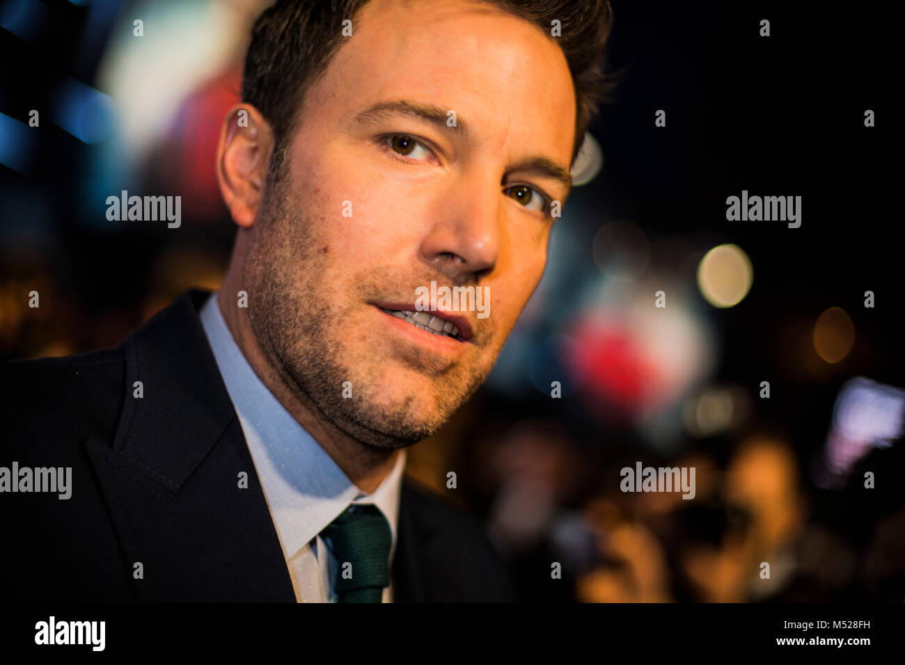 Ben Affleck che stelle come Bruce Wayne/ Batman nel film come egli cammina giù il tappeto rosso al Superman Vs. Batman premiere europeo. Foto Stock