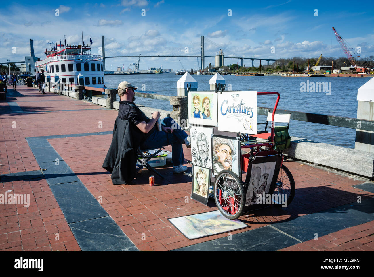 La caricatura di stand e barca fluviale sul riverfront promenade di Savannah, GA. Foto Stock