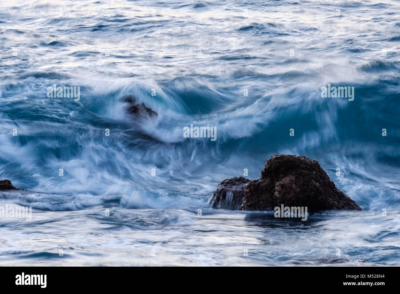 Surf sulla costa rocciosa,Oceano Atlantico,La Gomera,Isole Canarie,Isole Canarie,Spagna Foto Stock