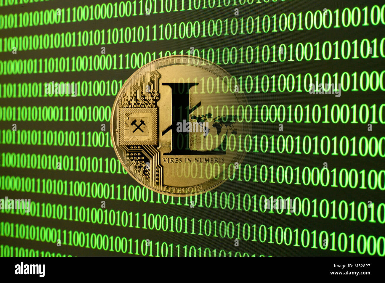 Immagine simbolo Cryptocurrency,valuta digitale,golden coin Litecoin con codice binario,l'immagine di sfondo Foto Stock