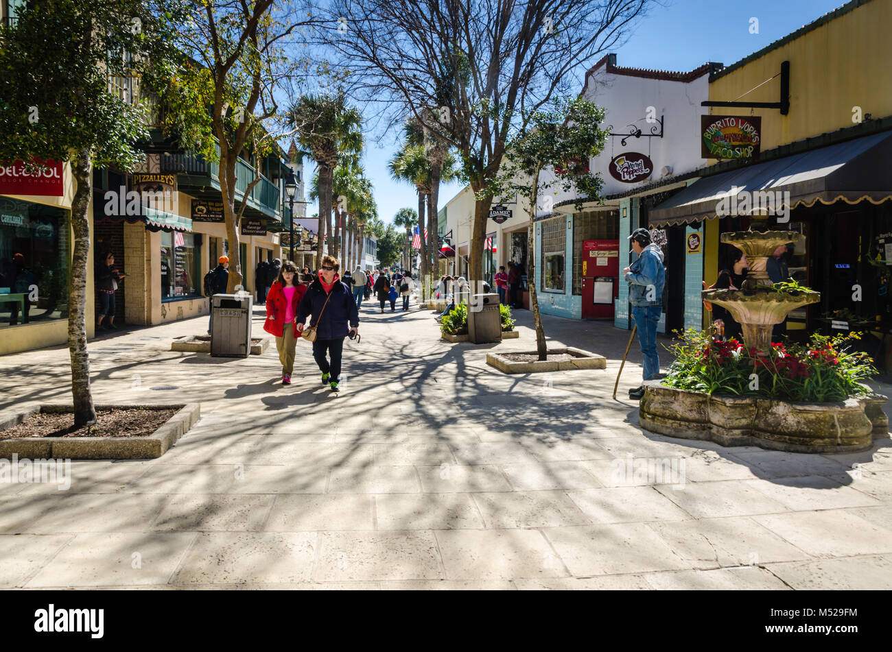 Pedoni passeggiare San George Street in Sant'Agostino, FL. La storica strada principale è ancora considerato il cuore della città. Foto Stock
