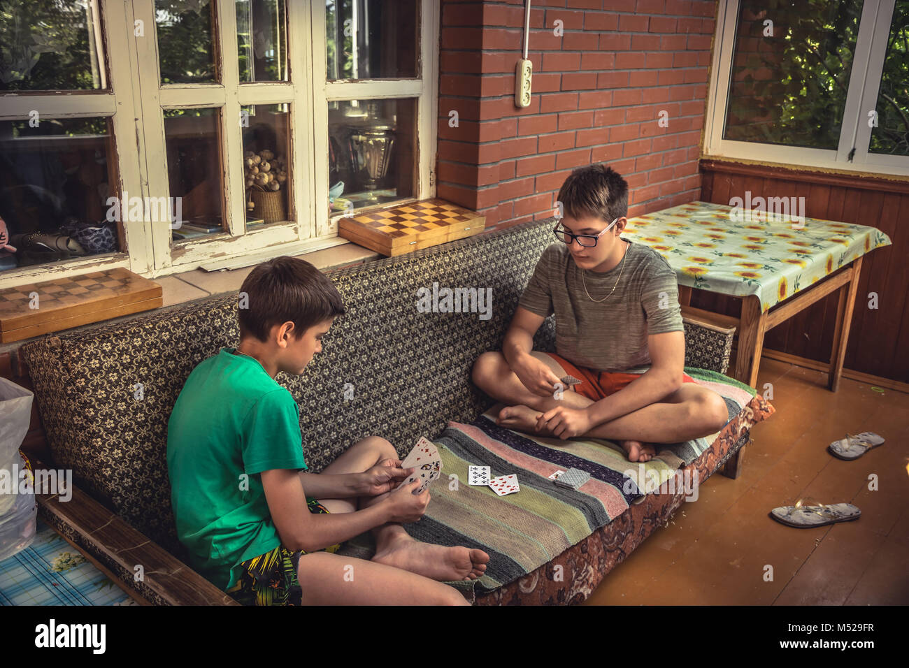 Сhildren durante il tempo libero giocando il gioco d'azzardo durante le vacanze estive nella campagna di simbolizzazione dell infanzia spensierata Foto Stock