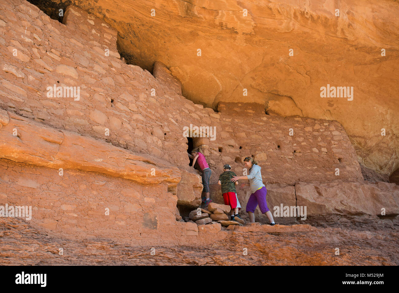 Le persone che visitano casa Luna rovine, Cedar Mesa, porta le orecchie monumento nazionale, Utah, Stati Uniti d'America Foto Stock