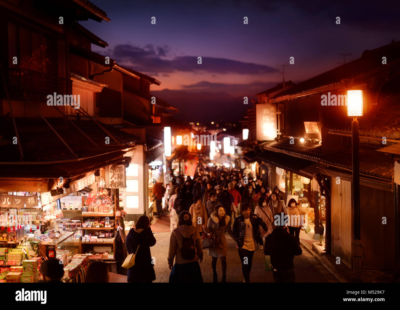 Licenza disponibile all'indirizzo MaximImages.com - Matsubara dori Street a Kyoto di notte con negozi di souvenir illuminati, cartelli e luci stradali in Giappone Foto Stock
