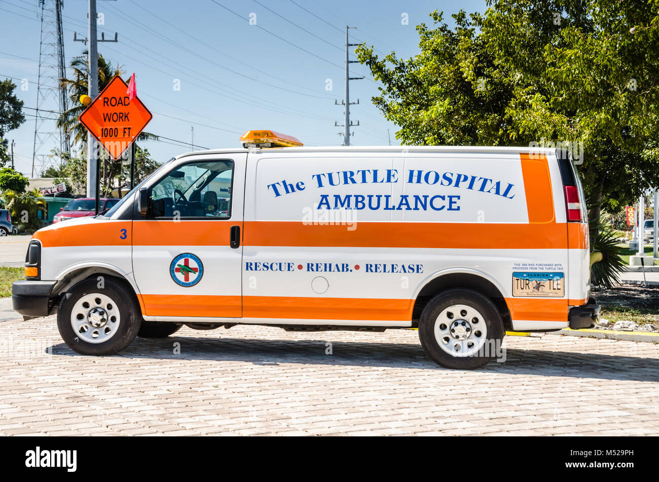 Arancione e bianco ambulanza al Turtle Hospital, una piccola organizzazione senza scopo di lucro dedicata alla riabilitazione di specie in pericolo le tartarughe di mare, Foto Stock
