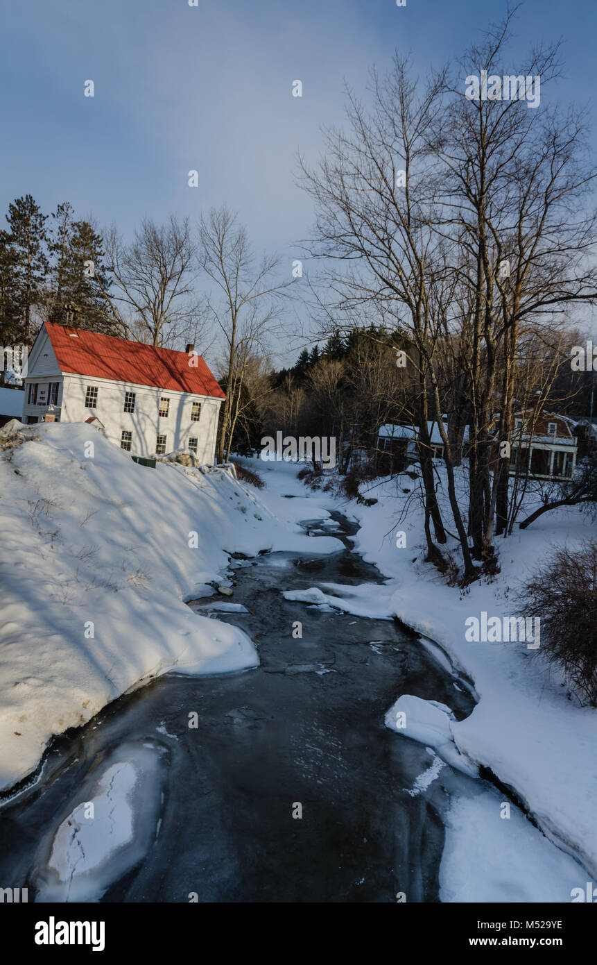Congelati paesaggio invernale in Grafton, Vermont include Saxton fiume creek e la vecchia stazione dei vigili del fuoco. Foto Stock