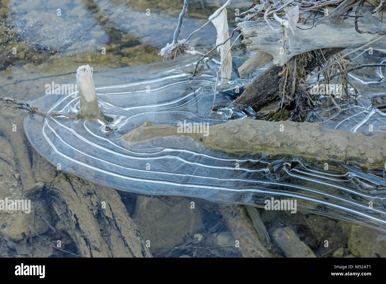 Modelli di ghiaccio sul fiume Foto Stock