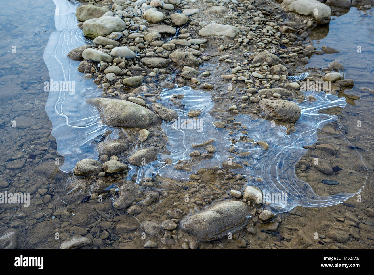 Modelli di ghiaccio sul fiume Foto Stock