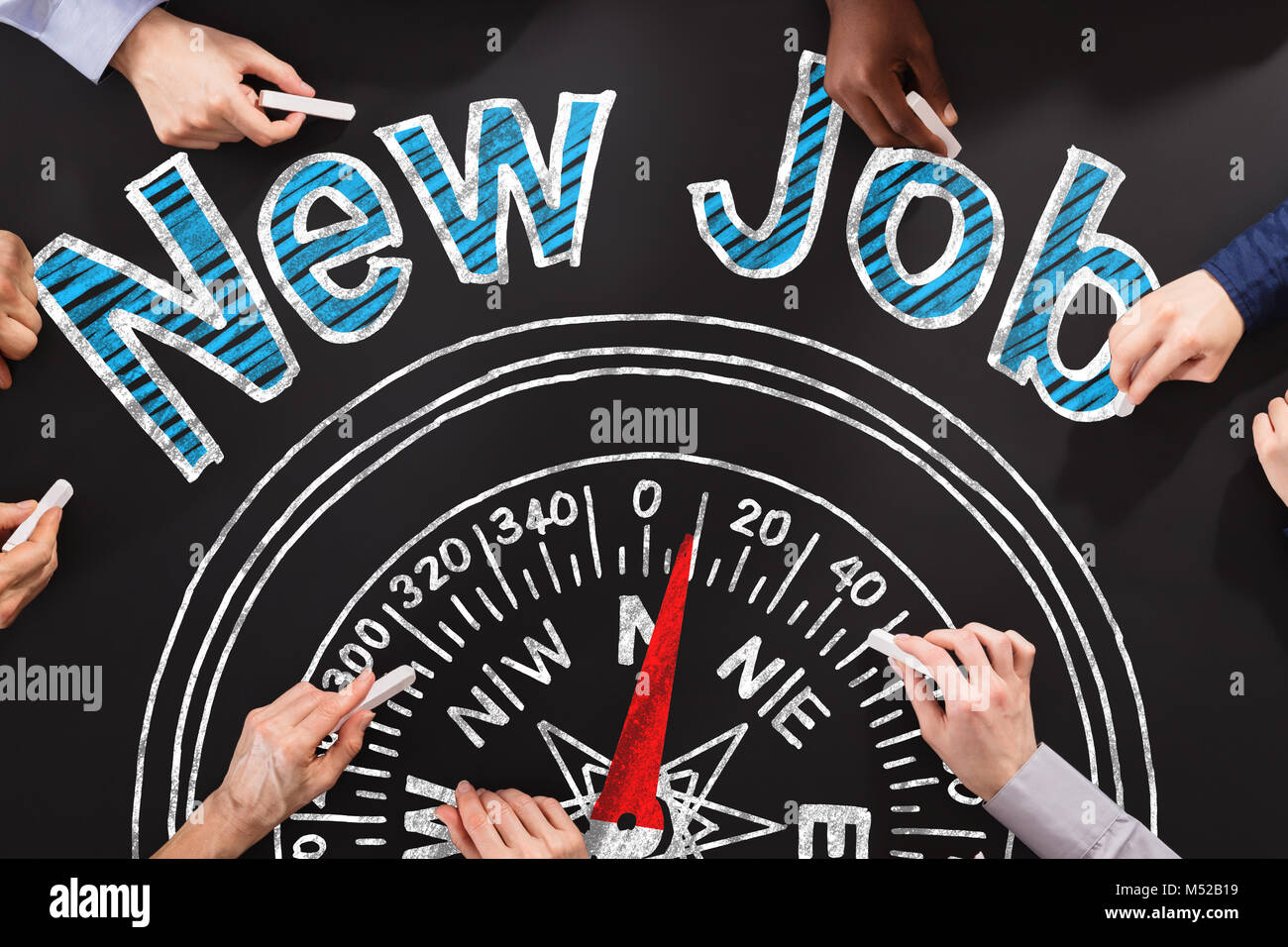 Mani disegno nuovo lavoro parole sulla lavagna Foto Stock