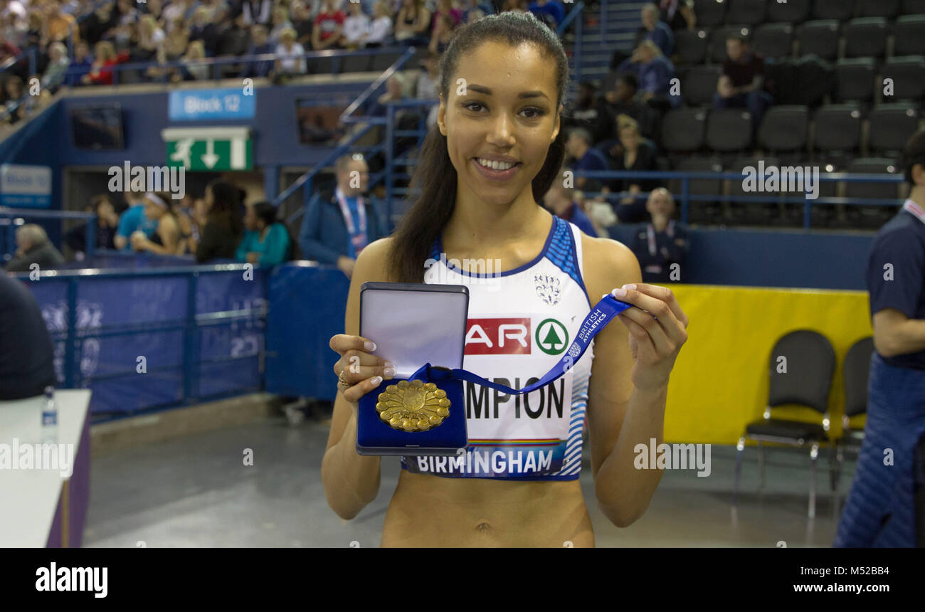 Gran Bretagna Morgan pone sul lago con la sua medaglia dopo che ella ha vinto nel salto in alto presso il British National Indoor campionati in Birmingham. Foto Stock