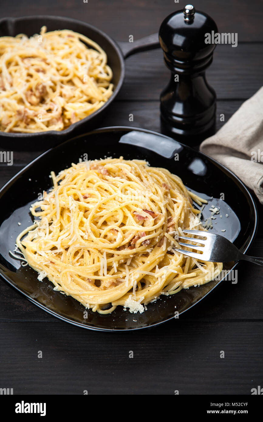Spaghetti alla carbonara con uova e pancetta Foto Stock