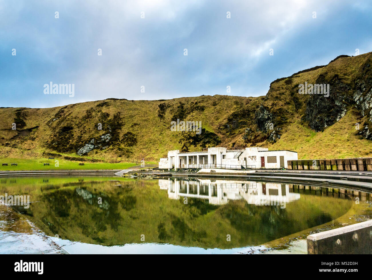 Piscina all'aperto Tarlair, Macduff, Aberdeenshire, Scozia, Regno Unito. Riflesso di vecchio edificio in acqua still Foto Stock