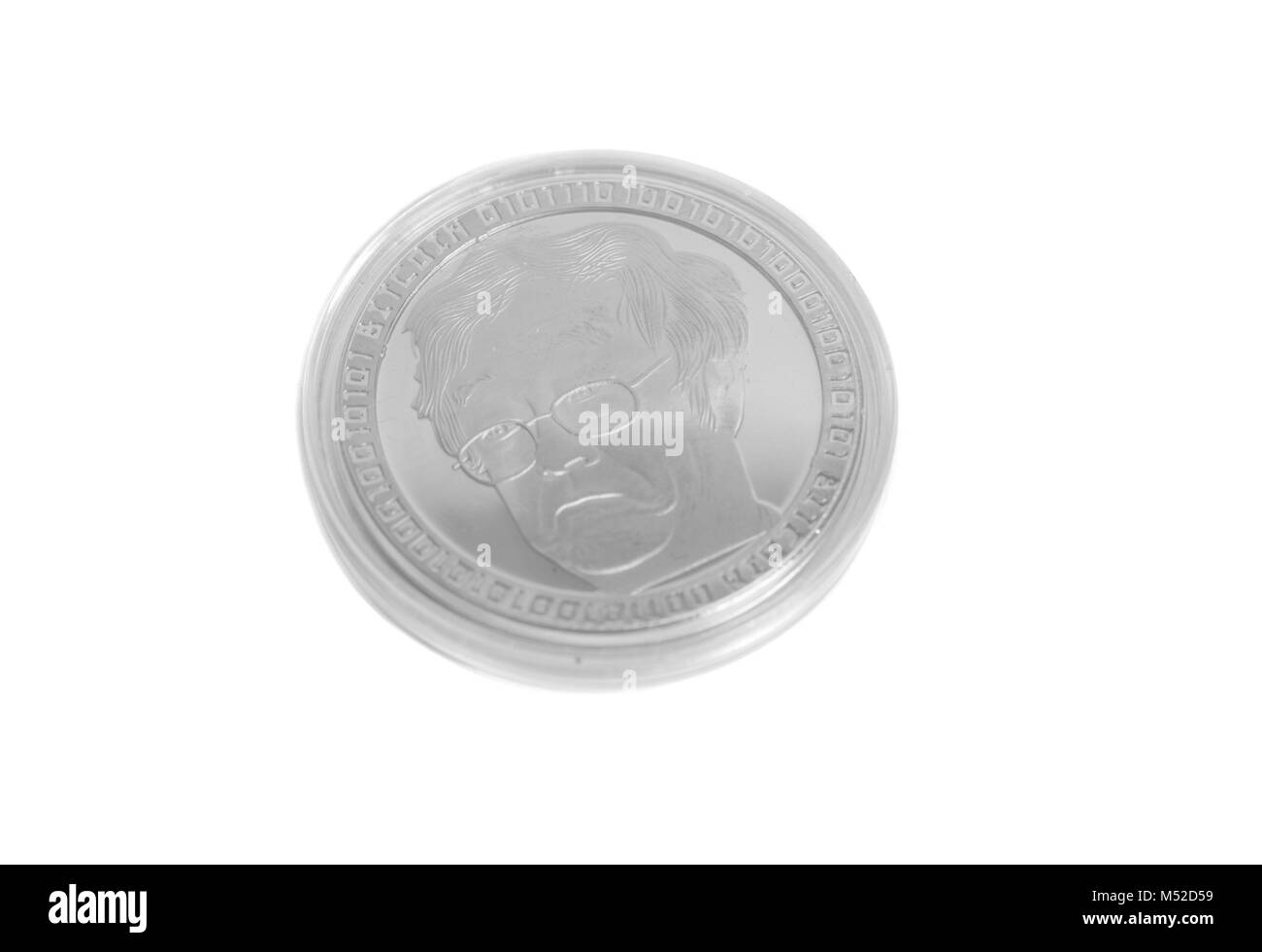 Argento Bitcoin moneta virtuale isolato su un bianco. Foto Stock
