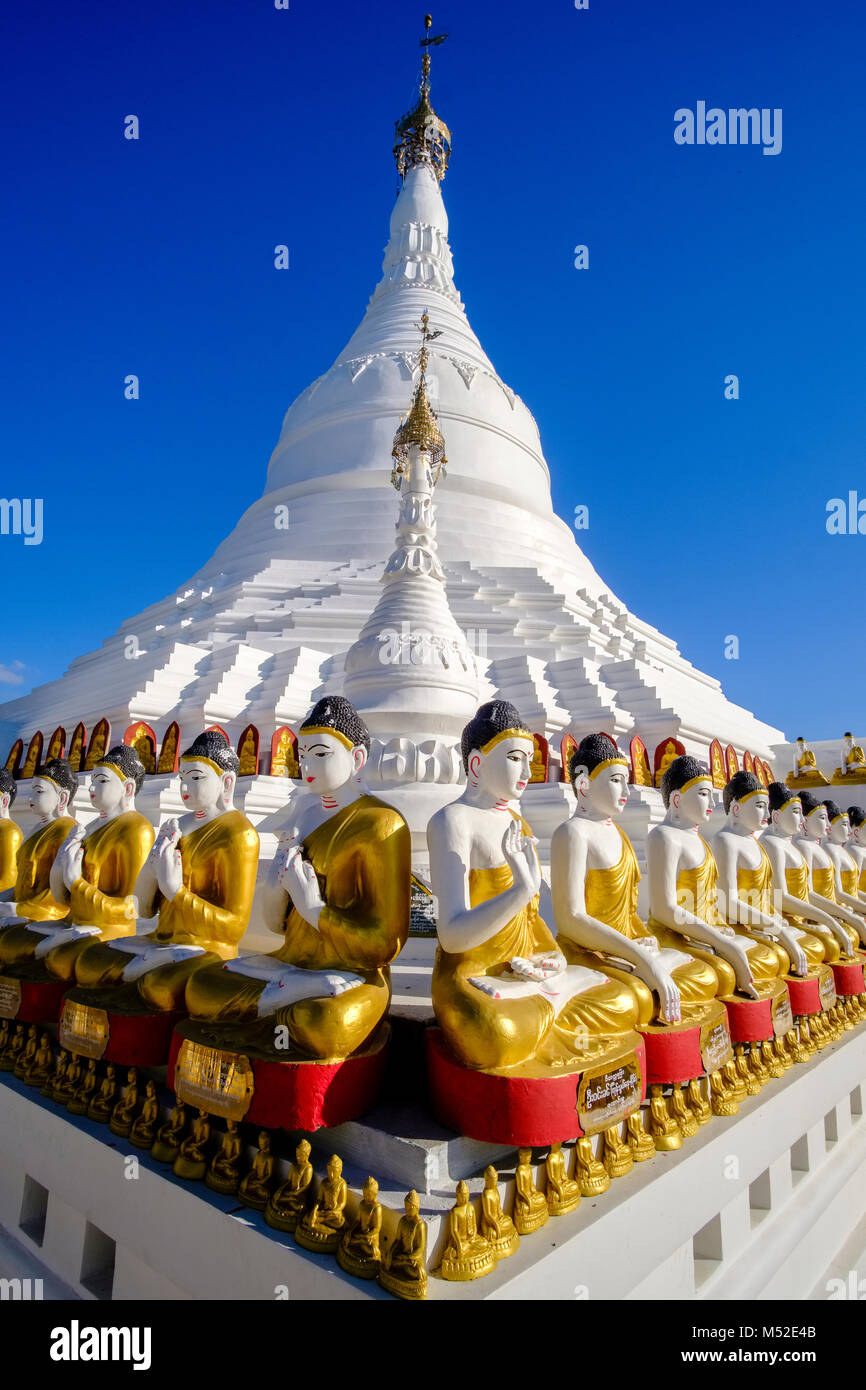 I dettagli e le sculture della bellissima Pagoda Bianca, che si trova su un isola in Kan Thar Yar Lago Foto Stock