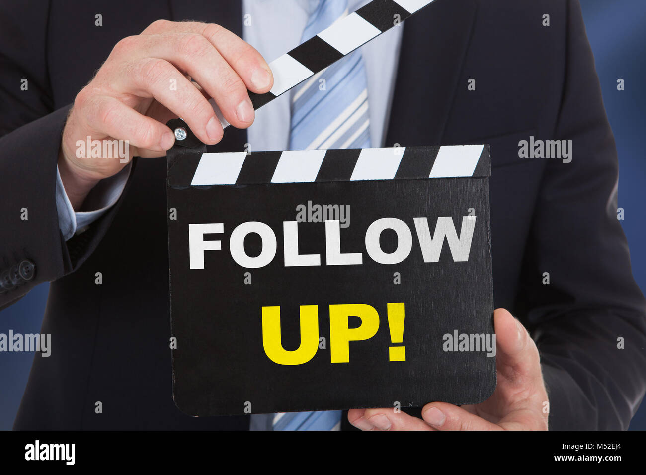 Close-up di uomo con clapboard con seguire il testo Foto Stock