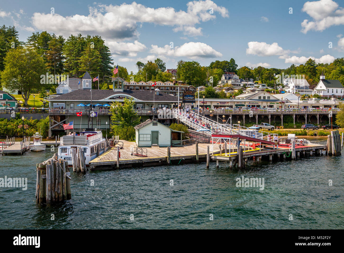 Dockside a sbarramenti Beach, NH in cui i passeggeri e scheda deboard Lago Winnipesaukee barche di crociera. Foto Stock
