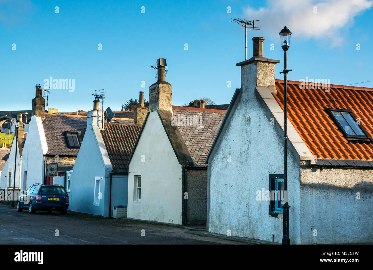 Tradizionale gable end cottages, shore anteriore, Cullen, Moray Scozia, Regno Unito, Foto Stock