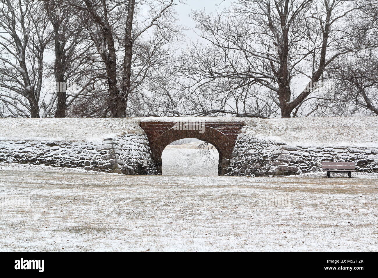 Arco in mattoni coperti con luce neve invernale spolvero, a Fort Anne, Annapolis Royal, Annapolis Valley, Nova Scotia, NS, Canada Foto Stock