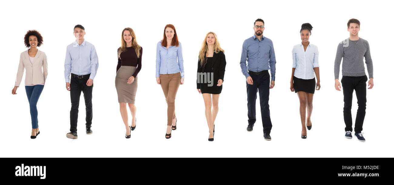 Team di multi-razziale imprenditori camminare su sfondo bianco Foto Stock