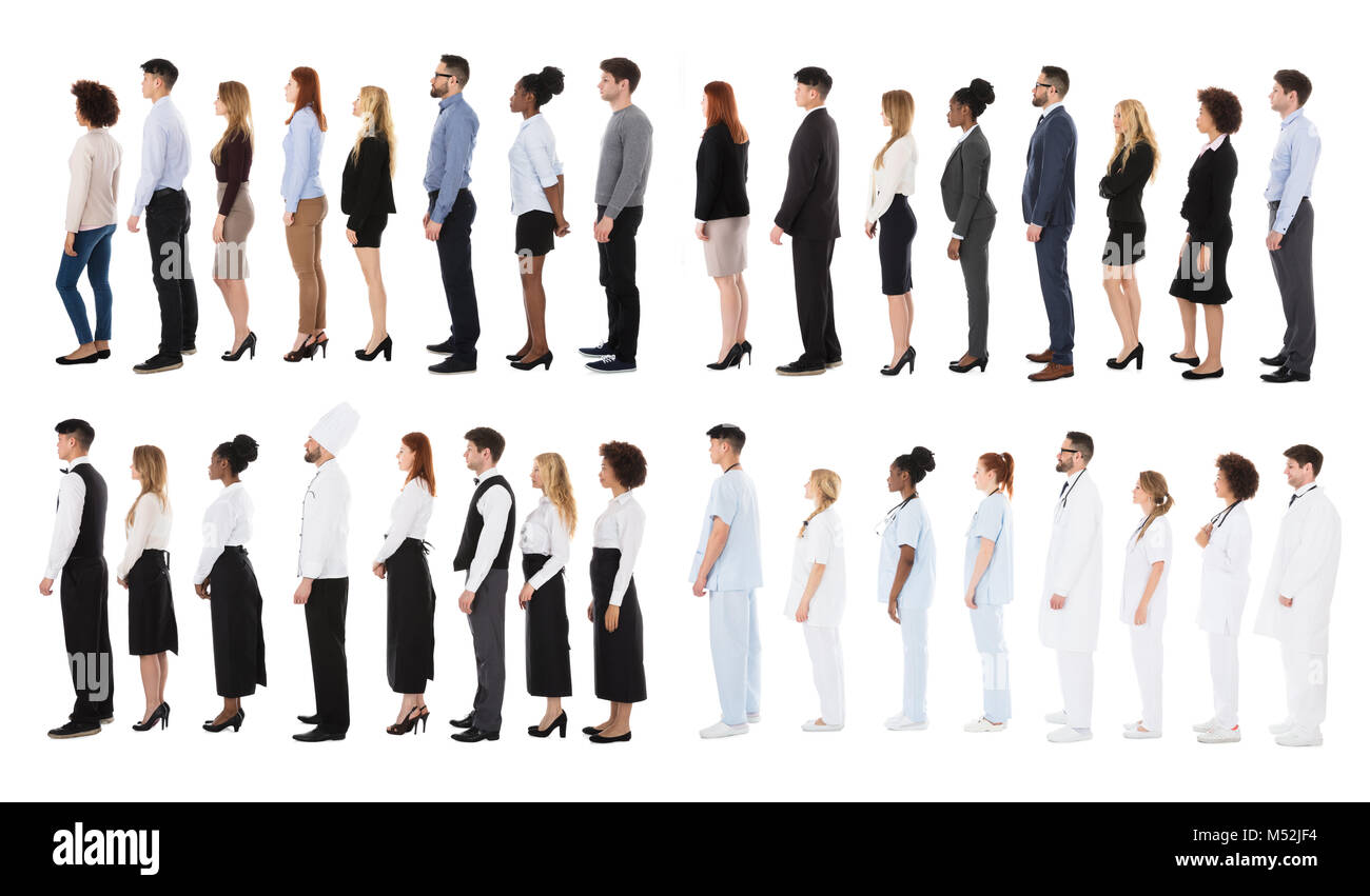 Persone di diversa professione in piedi in coda su sfondo bianco Foto Stock