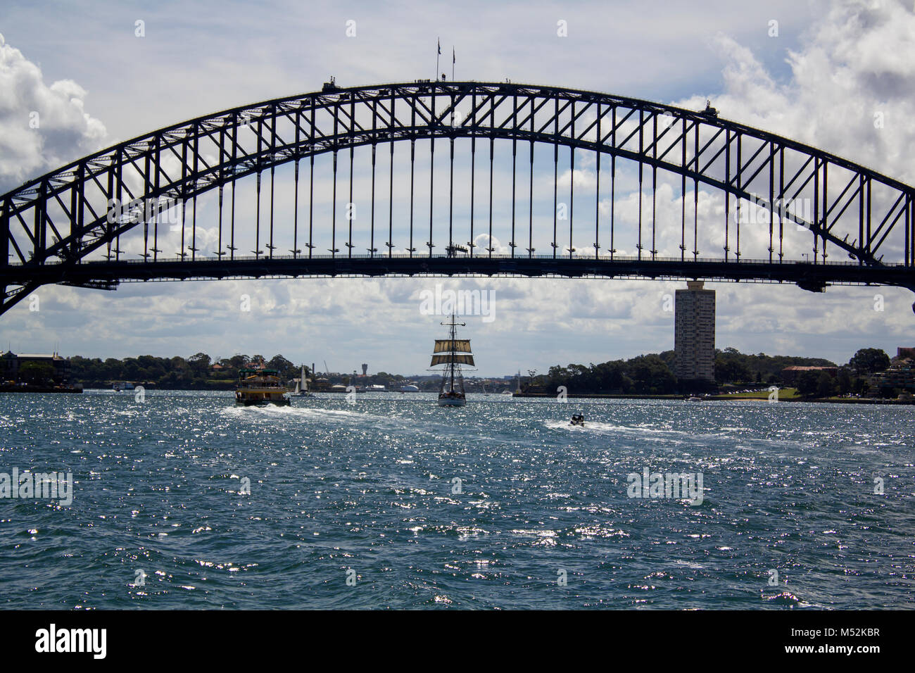 Antico Veliero attraverso iconica Sydney Harbour Bridge Foto Stock