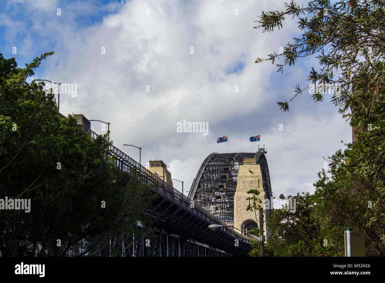 Altra vista del Ponte del Porto di Sydney con due bandiere australiano sulla parte superiore Foto Stock