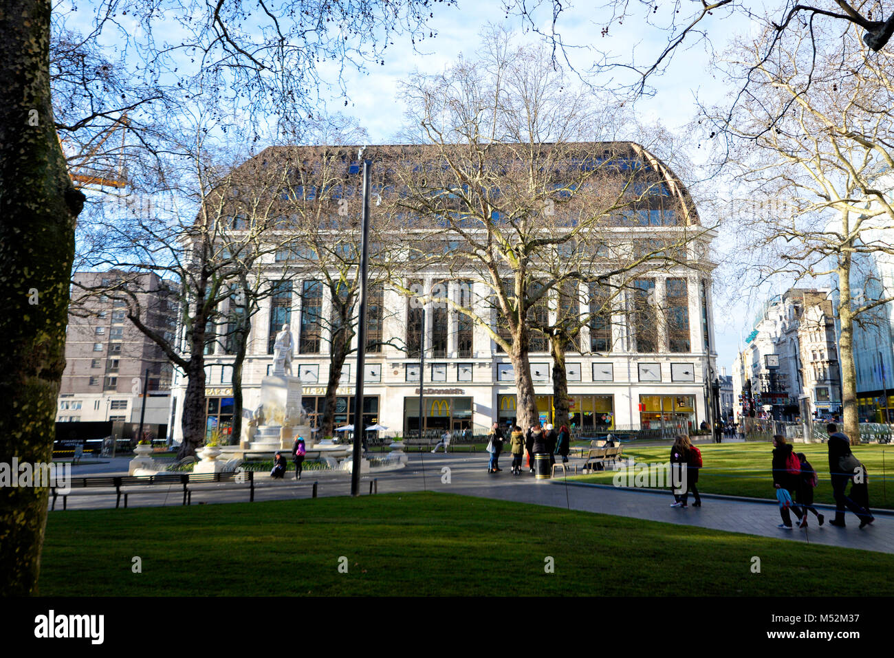 Leicester Square a Londra con percorsi pedonali, aree di erba e la statua di Shakespeare e fontana. Foto Stock