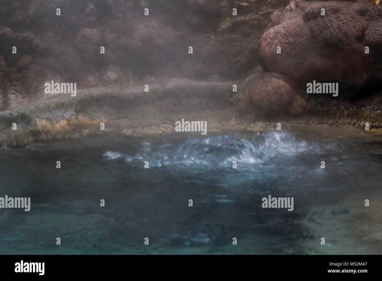 L'acqua in ebollizione dal naturale geotermica piscine calde Foto Stock