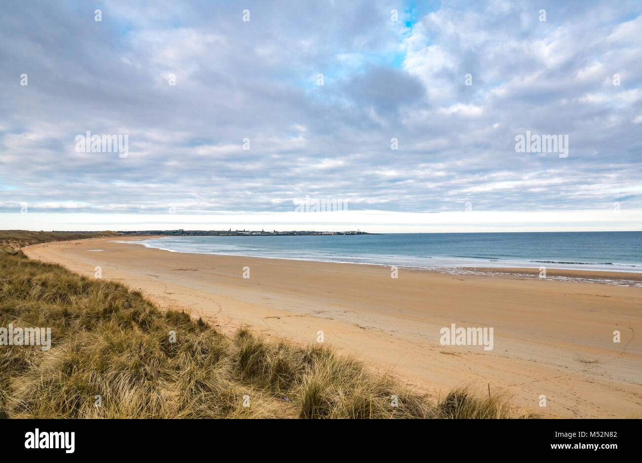 Ampia e silenziosa lonely vuoto spiaggia sabbiosa, acque di Philorth, Fraserburgh, Aberdeenshire, Scotland, Regno Unito Foto Stock
