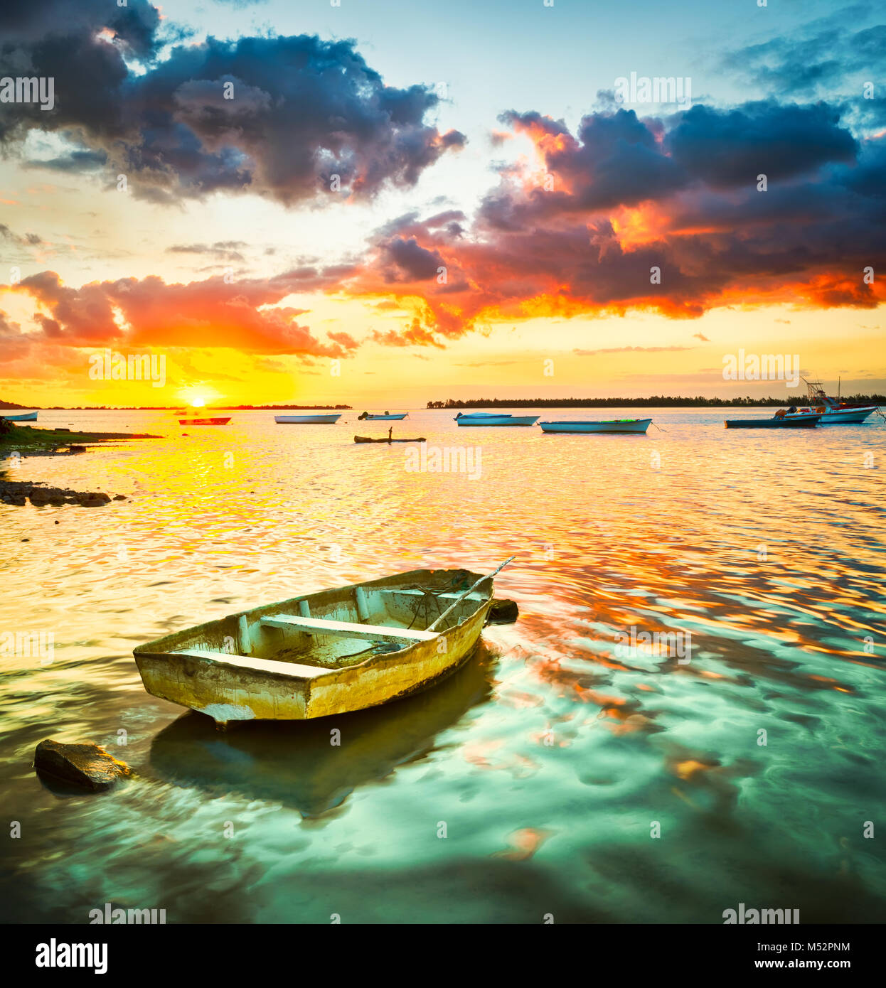 La pesca in barca al tramonto del tempo. Foto Stock