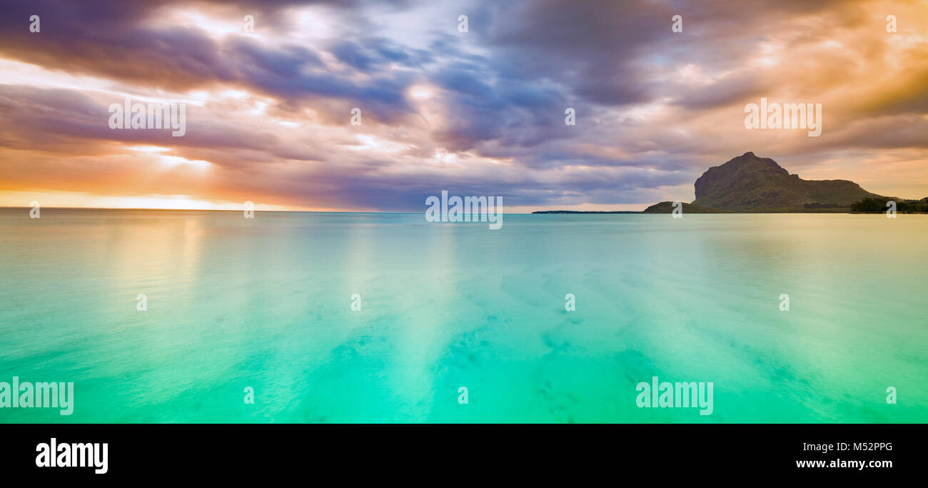 Vista incredibile di Le Morne Brabant al tramonto.Maurizio. Panorama Foto Stock